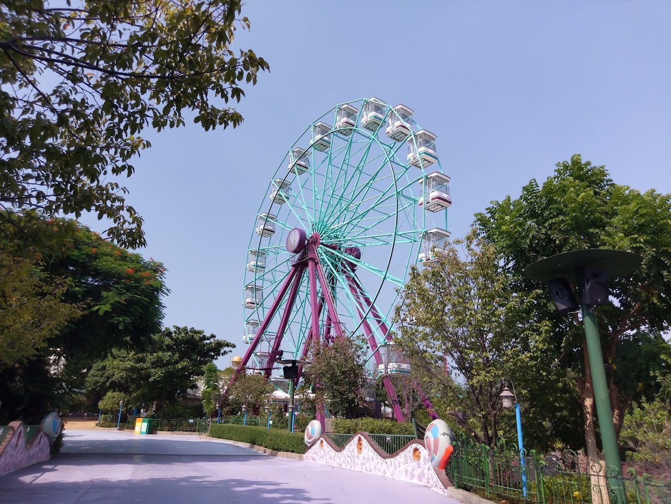 大型摩天輪位於麗寶樂園綠意園區內