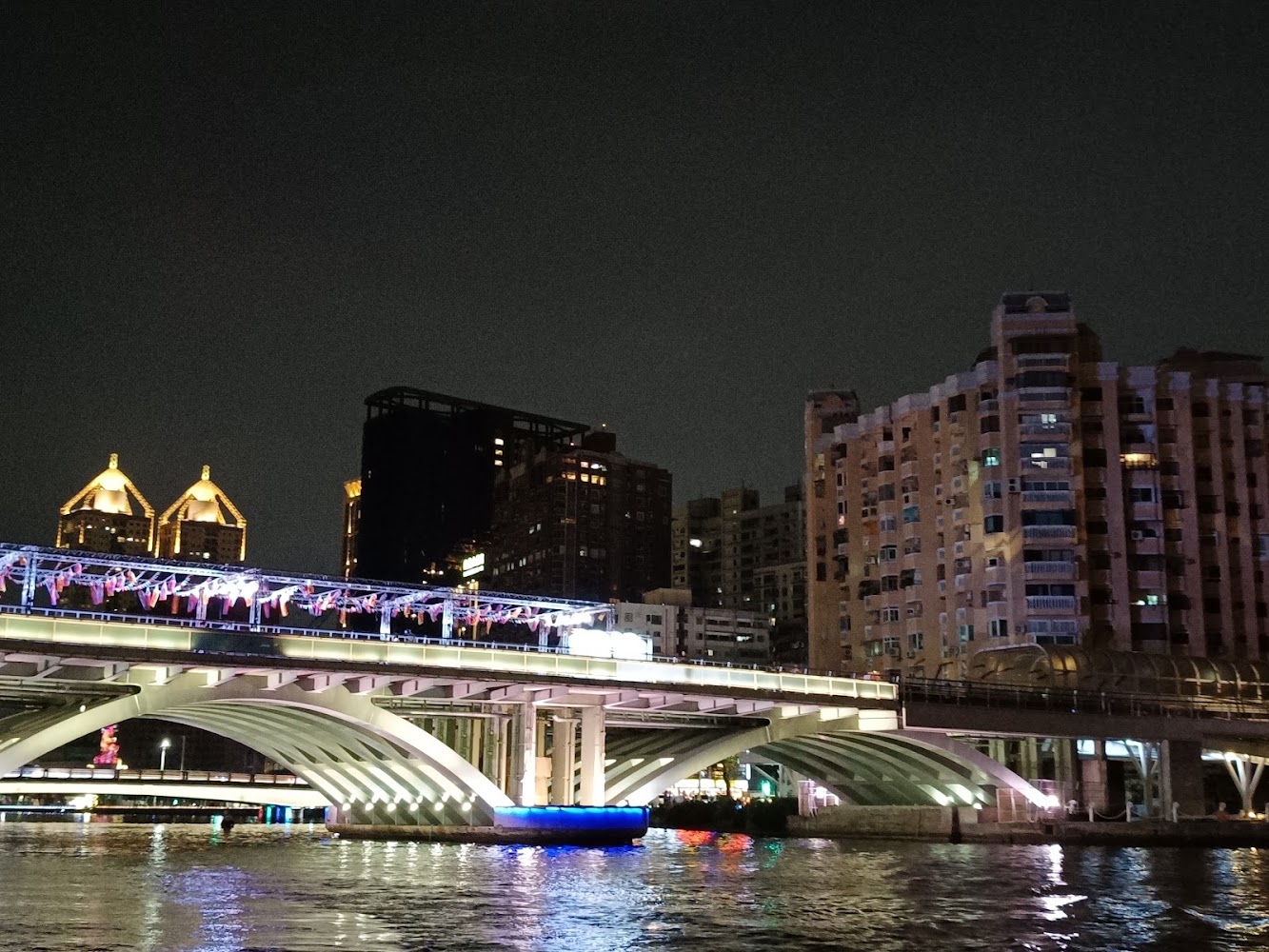 愛之船周邊河岸夜景與橋樑燈光