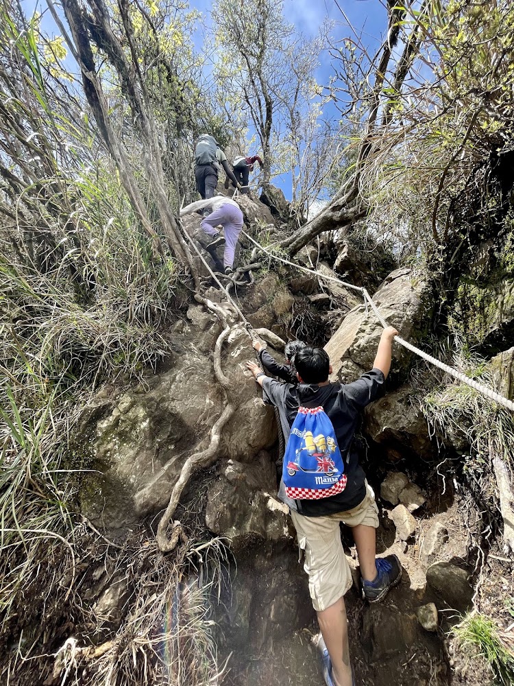 加里山後段拉繩攀爬路段