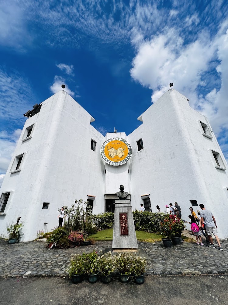 木生昆蟲博物館建築外觀與參觀人潮