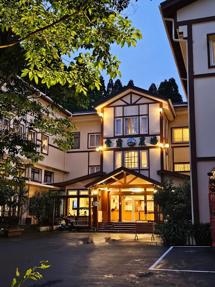 夜色中燈光溫暖的歐式風格旅館建築