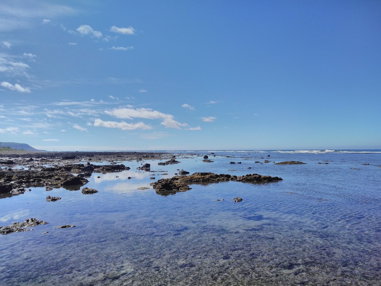 海口沙漠清澈海岸線與礁石景觀
