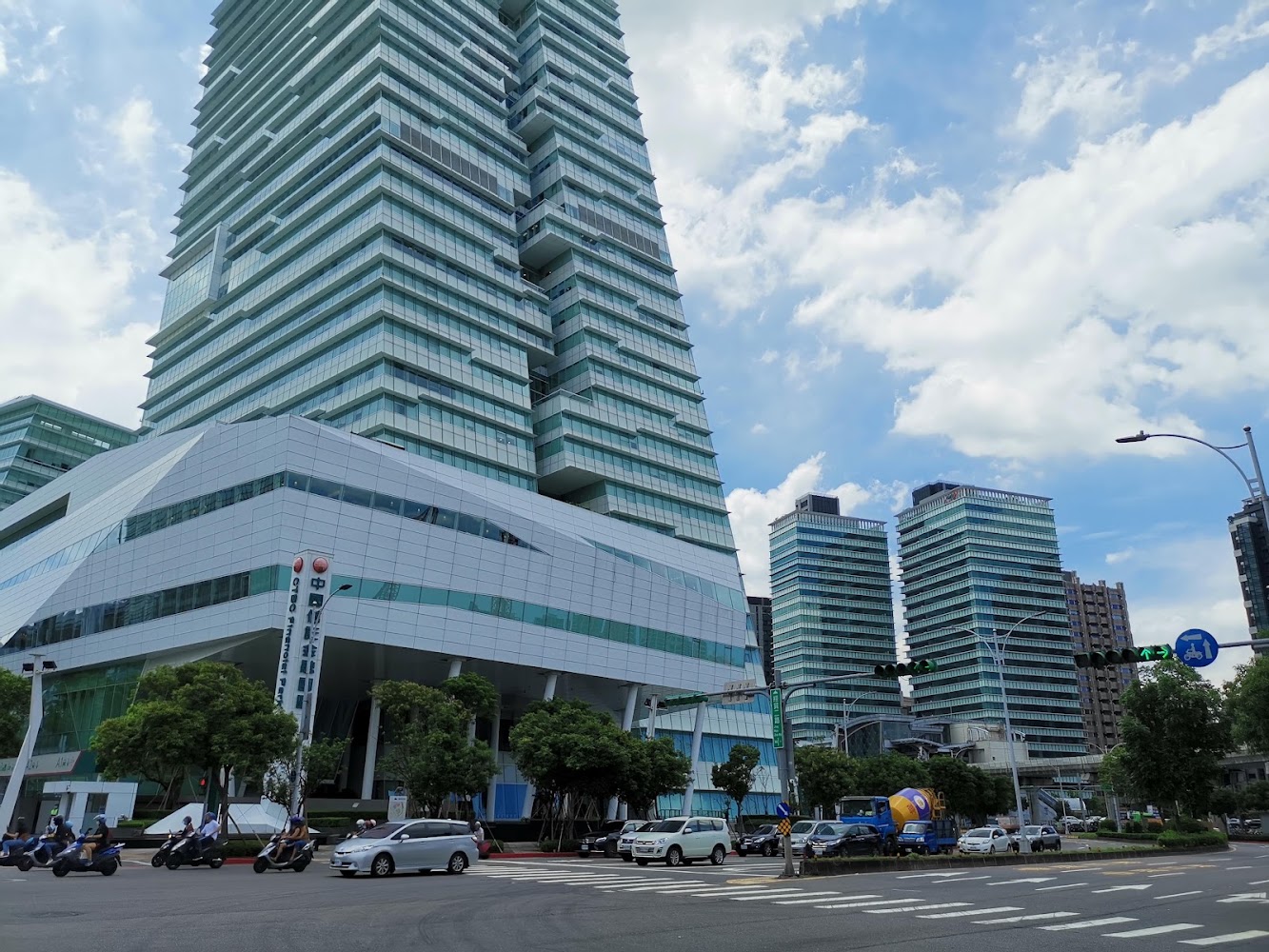 南港現代高樓街景
