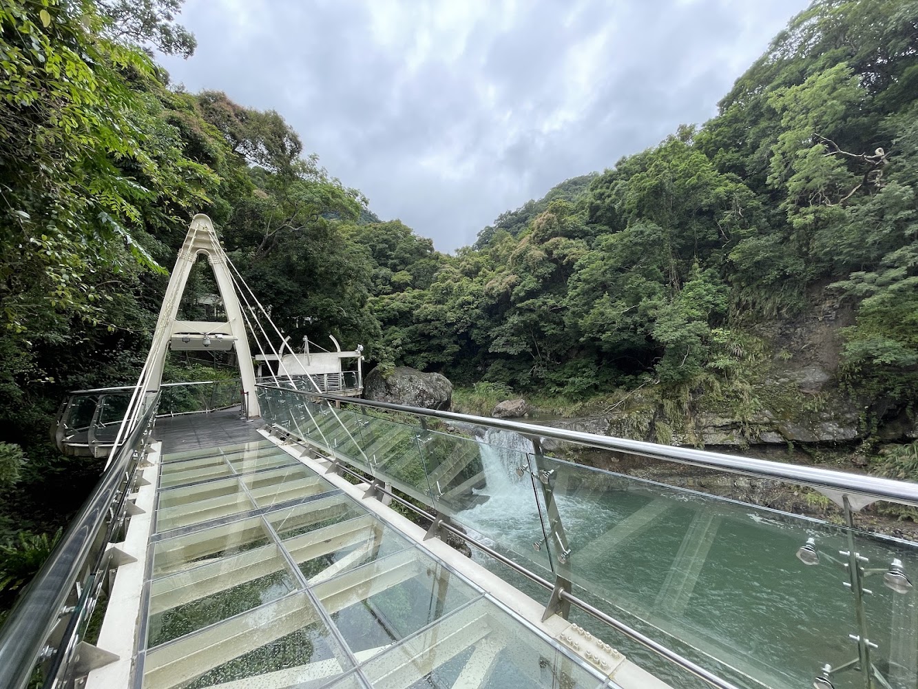小烏來天空步道山谷瀑布視角