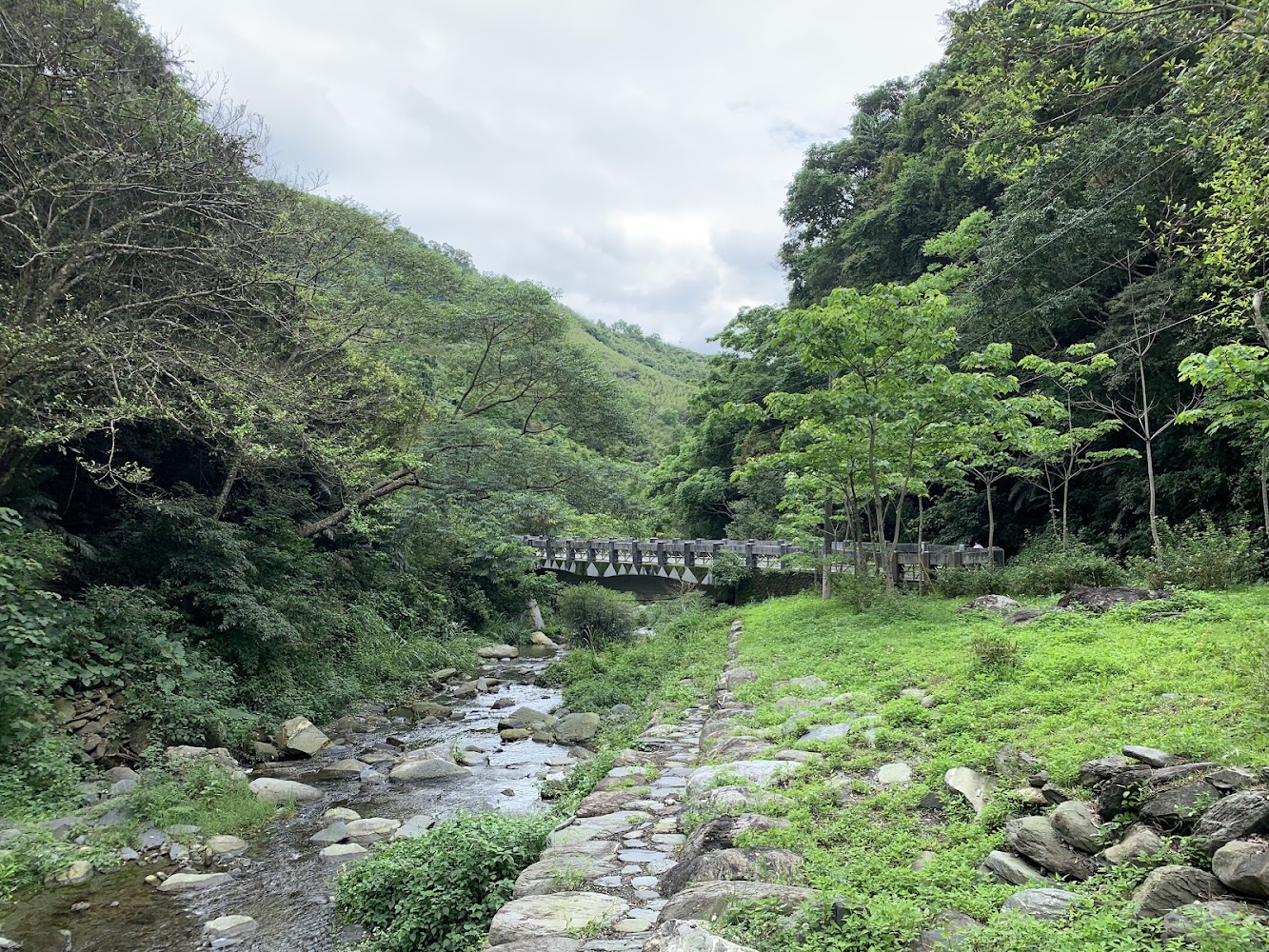 山林溪流與石橋構成的延平蝴蝶谷秘境景觀