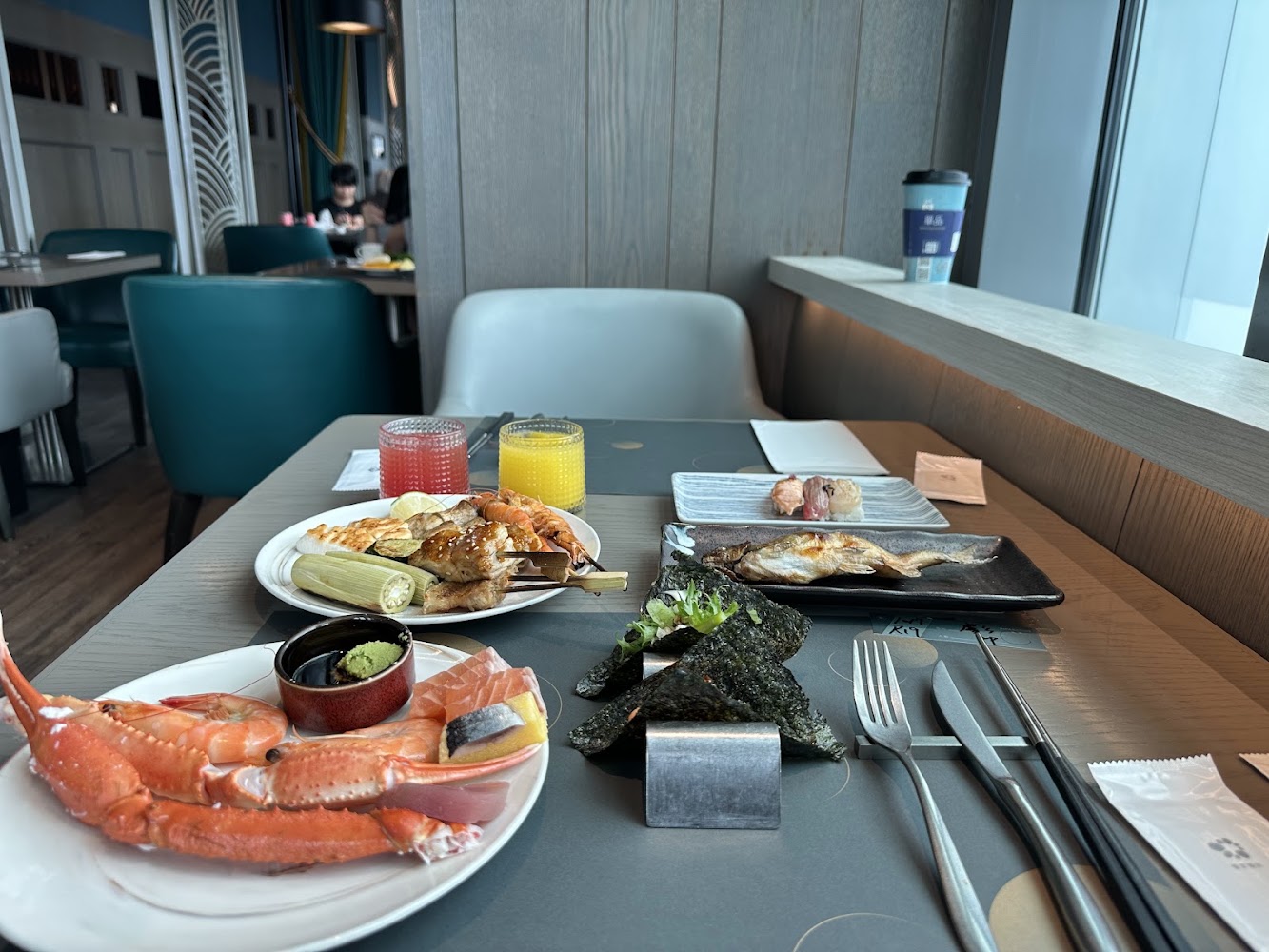 饗饗滿桌海鮮與壽司熟食，大份量聚餐感十足