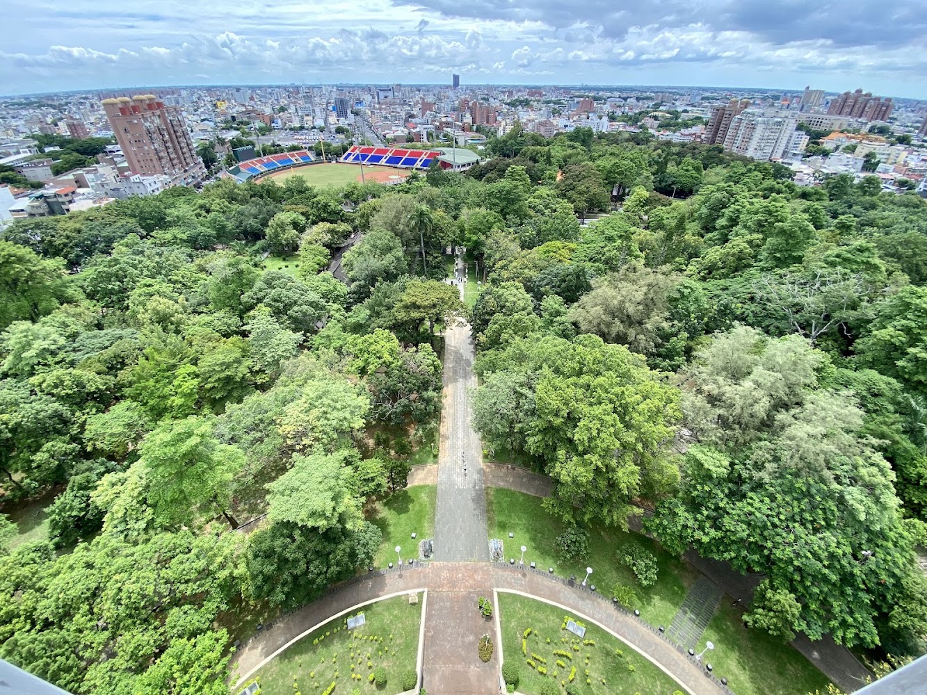 嘉義公園射日塔高處遠眺樹海與城市景觀