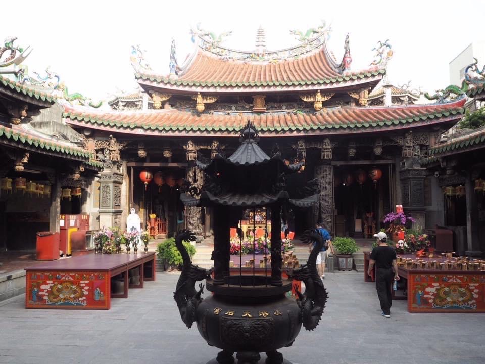 台中傳統寺廟庭院與香爐