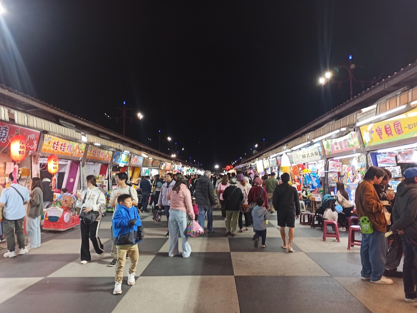 東大門夜市熱鬧街道與兩側攤位