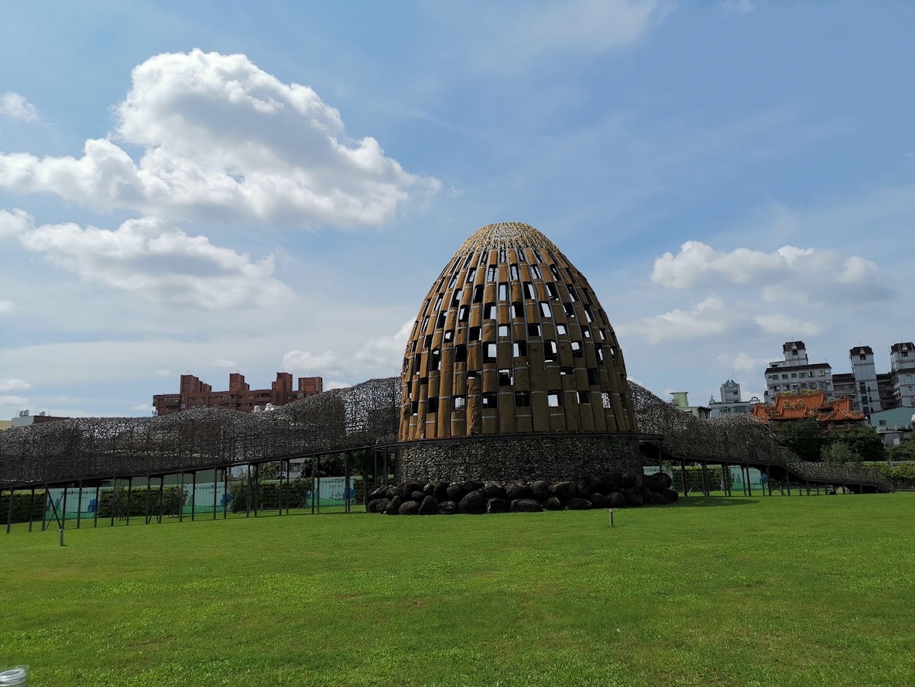 嘉義市竹構圓頂鳥巢造型建築與草地
