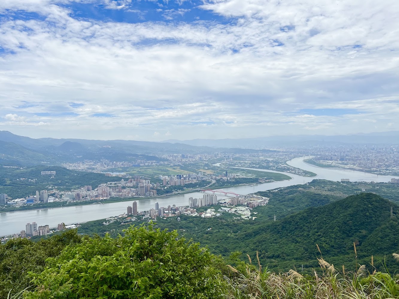 觀音山硬漢嶺俯瞰河流與城市景觀
