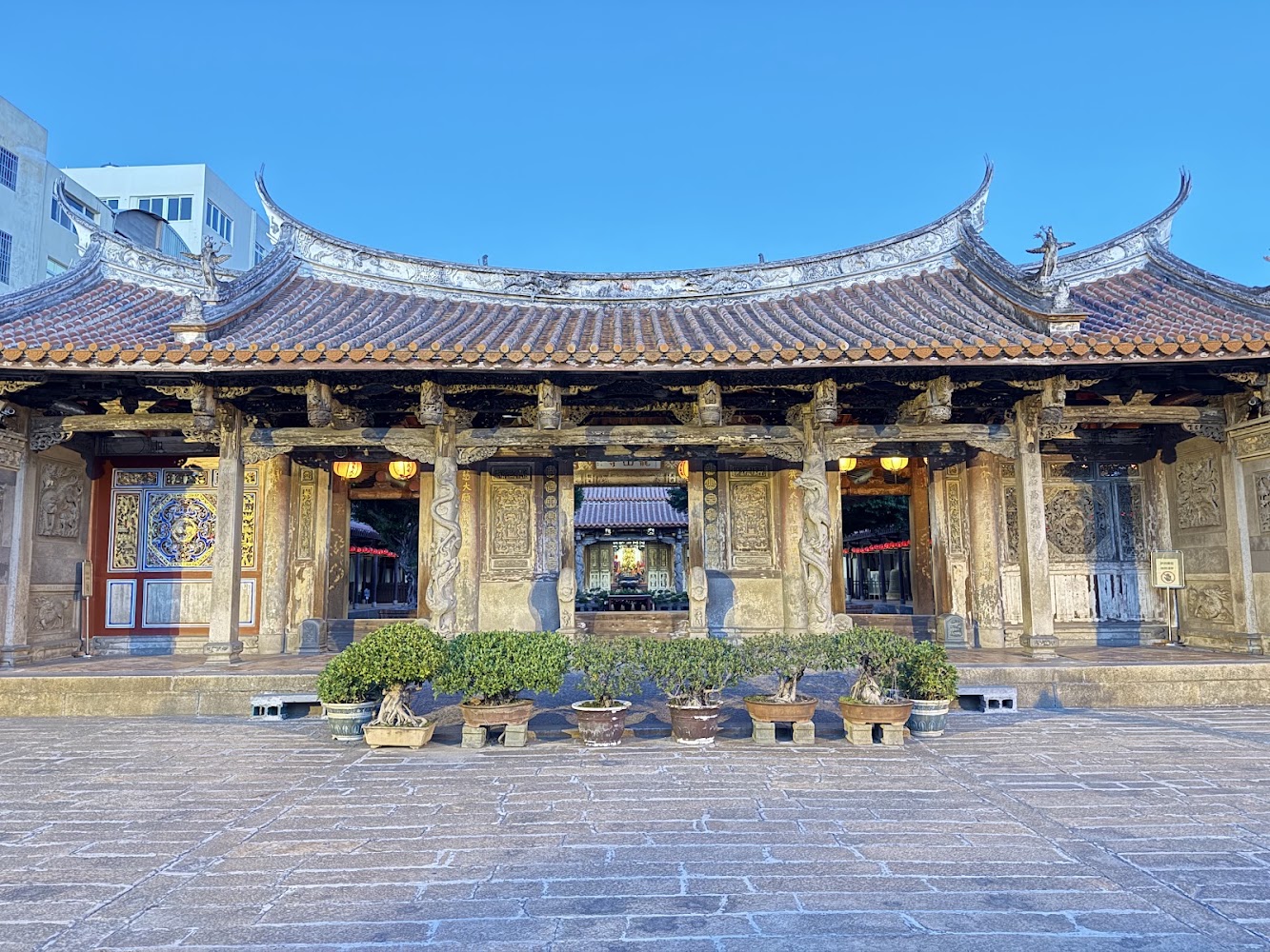 鹿港龍山寺傳統屋脊與植栽