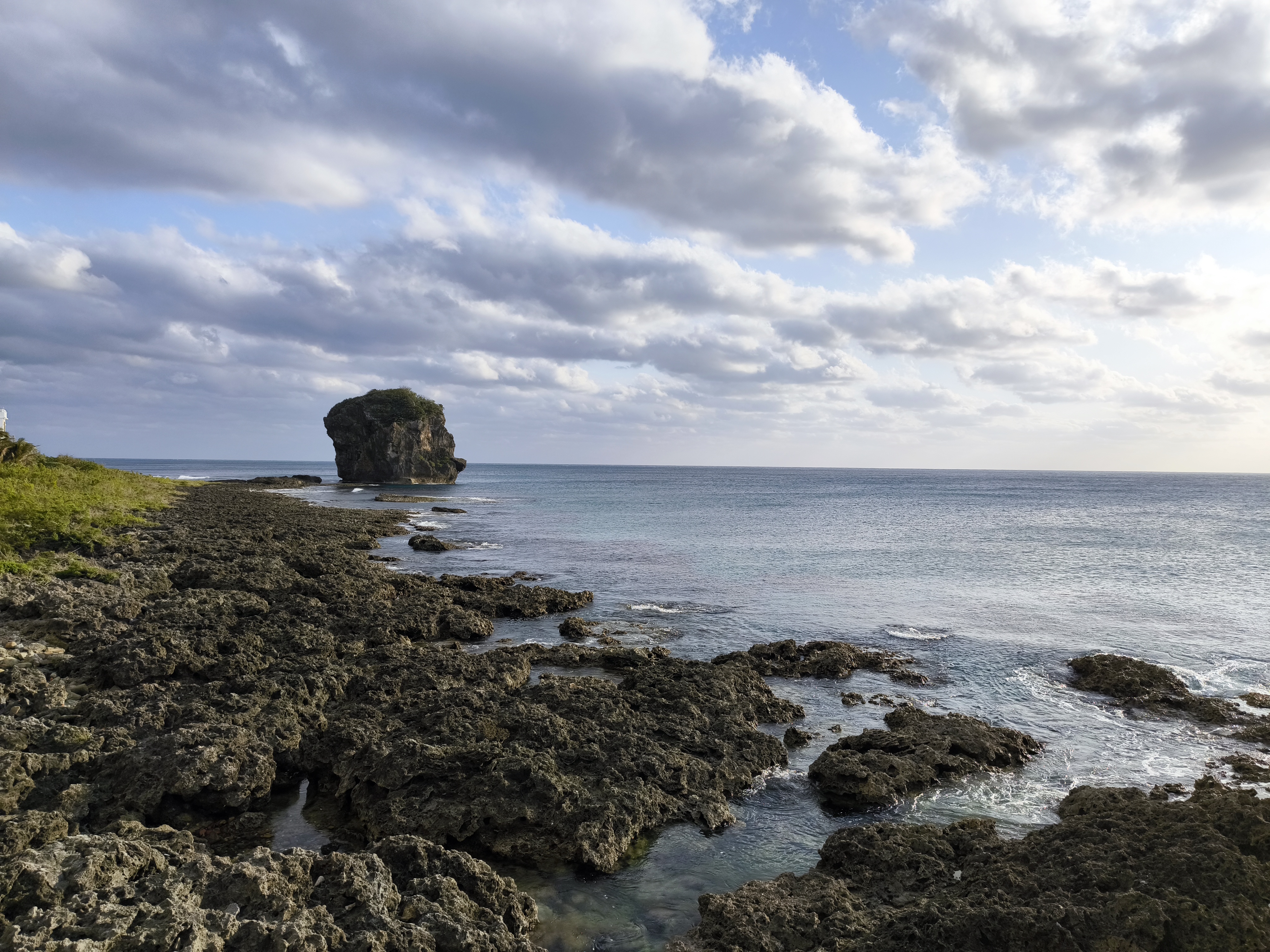 墾丁國家公園岩石海岸與遠方巨石