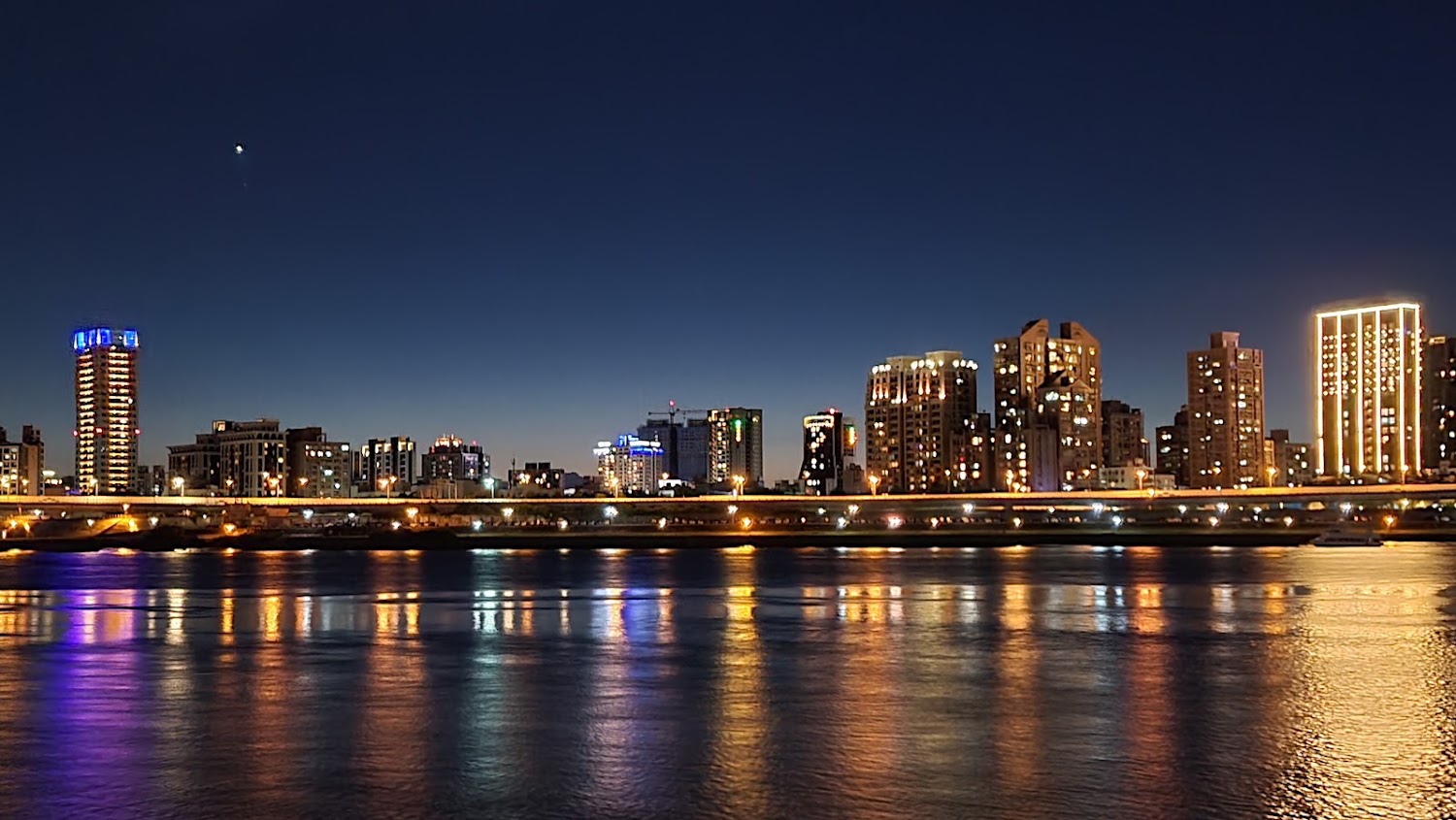 大稻埕碼頭廣場區夜景倒影