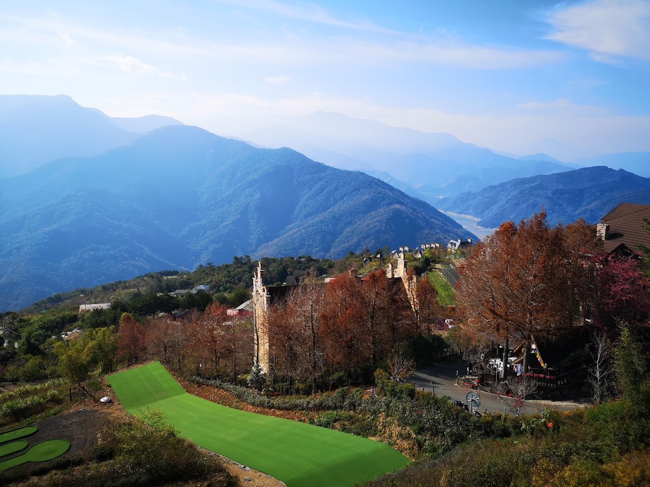 南投山坡草地與建築分佈的山景