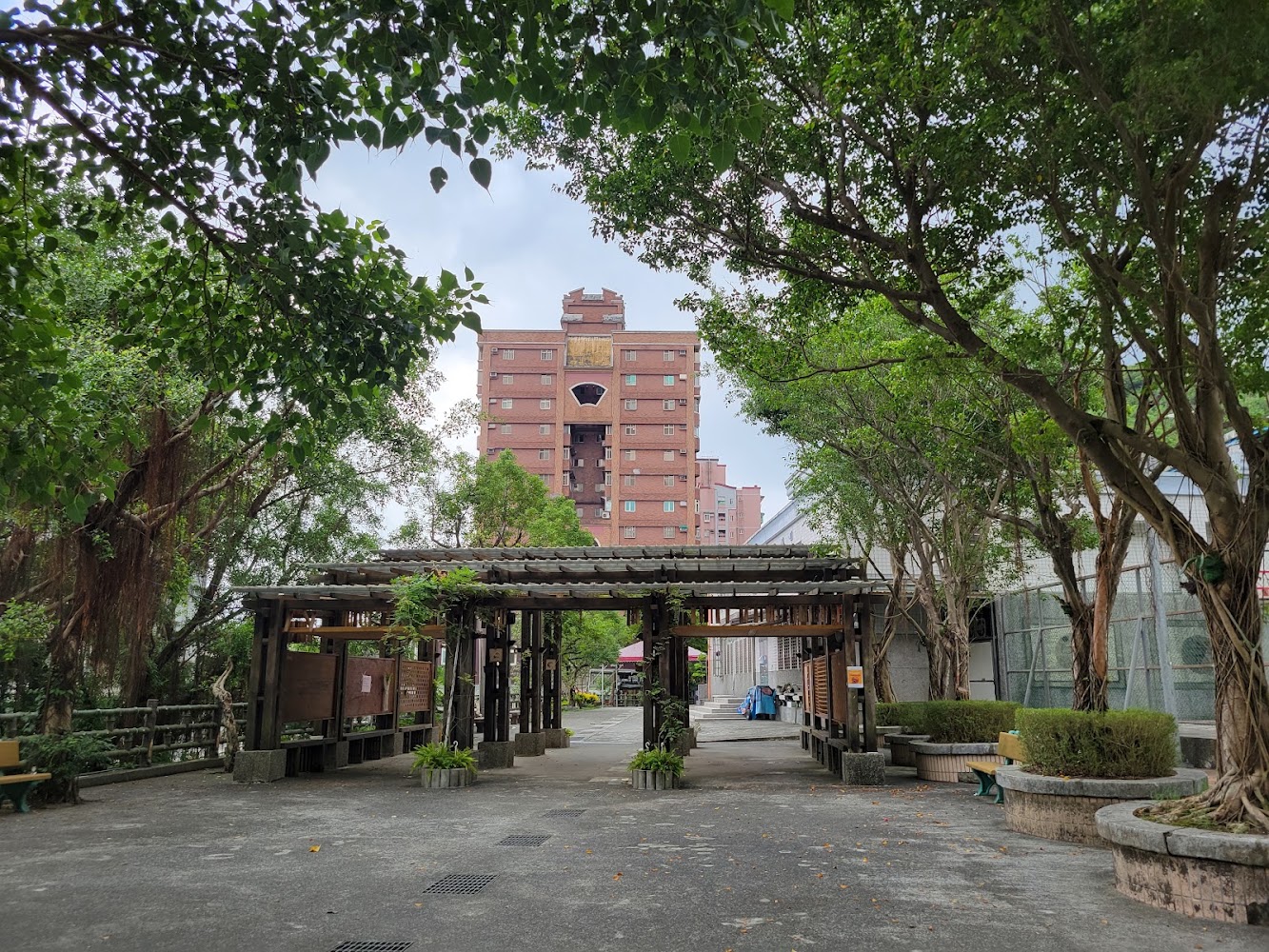 碇內十五號公園木造涼亭與樹蔭步道