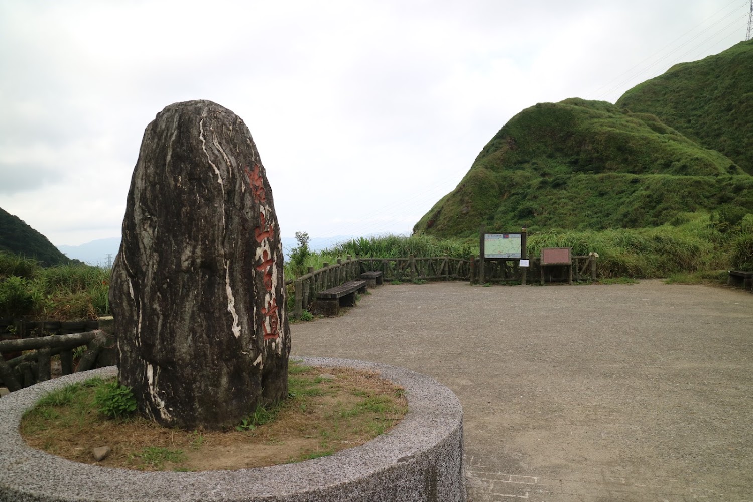 貂山古道無緣之墓石碑
