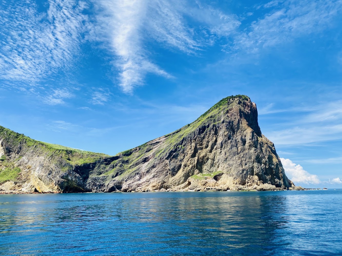 龜山島獨特岩壁景觀