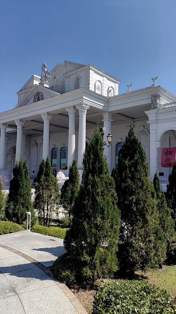 蓋婭莊園白色古典建築與綠意灌木