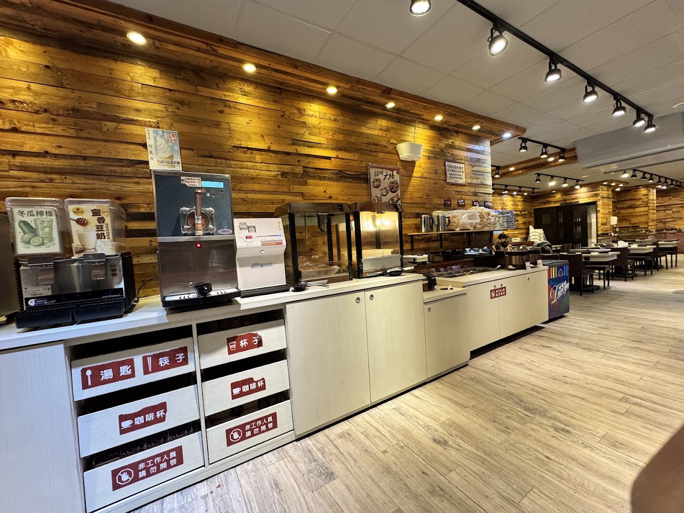 六扇門台中東興店自助區