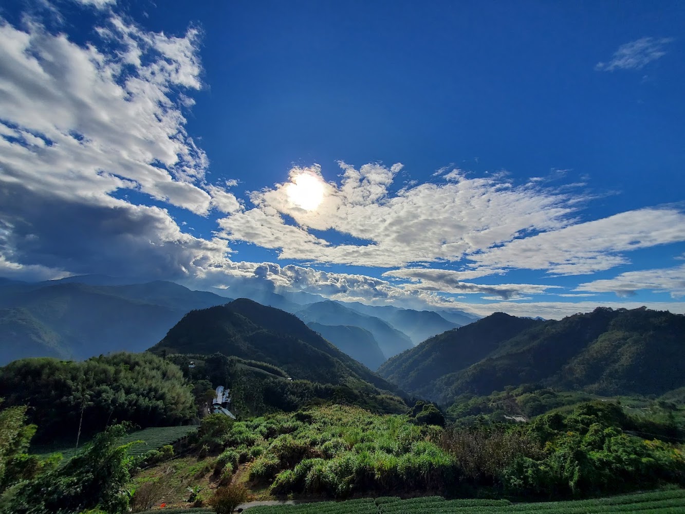 陽光穿透雲層照亮山谷壯麗景色