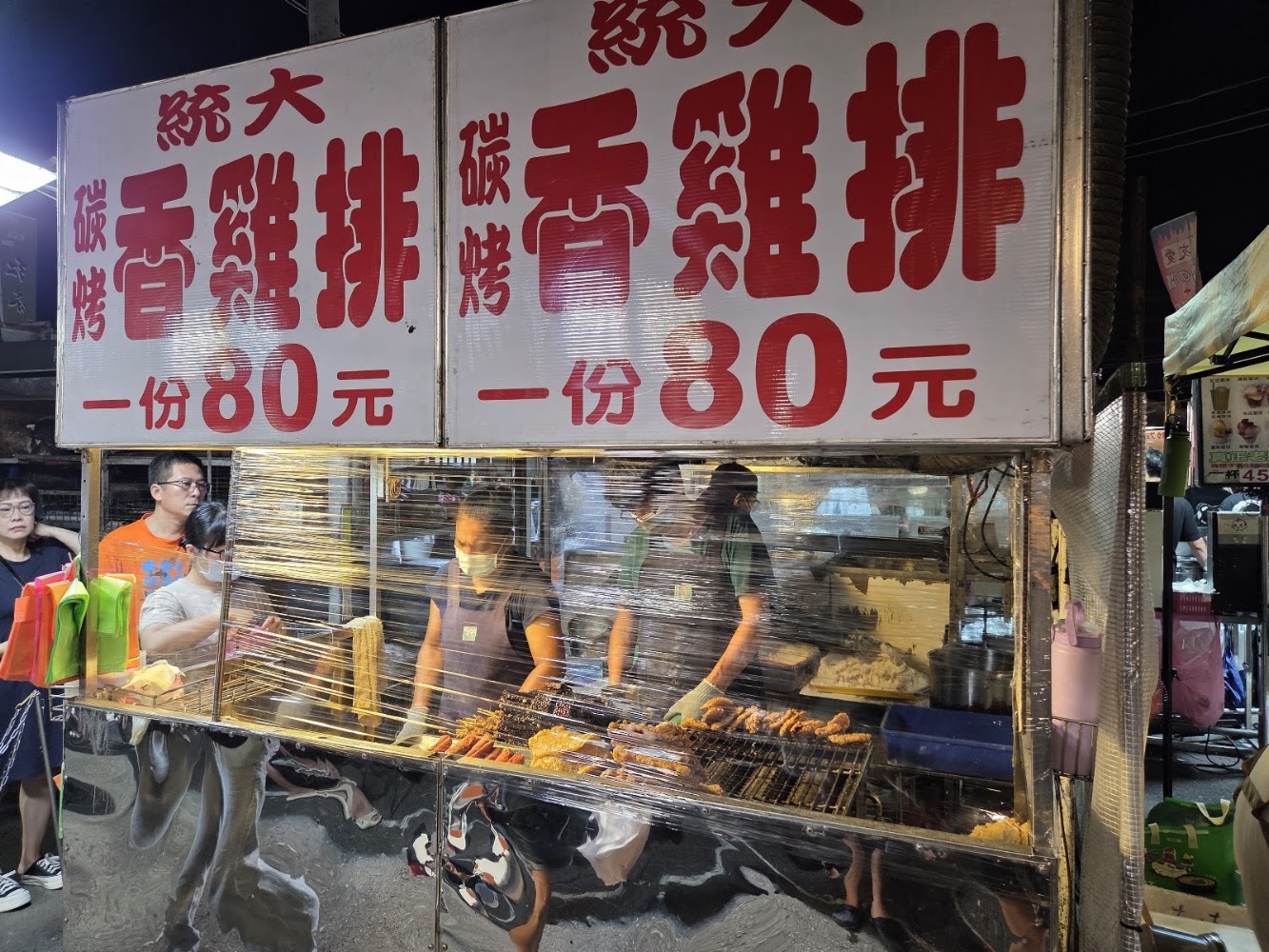 小北新成功夜市碳烤香雞排攤位與排隊人潮