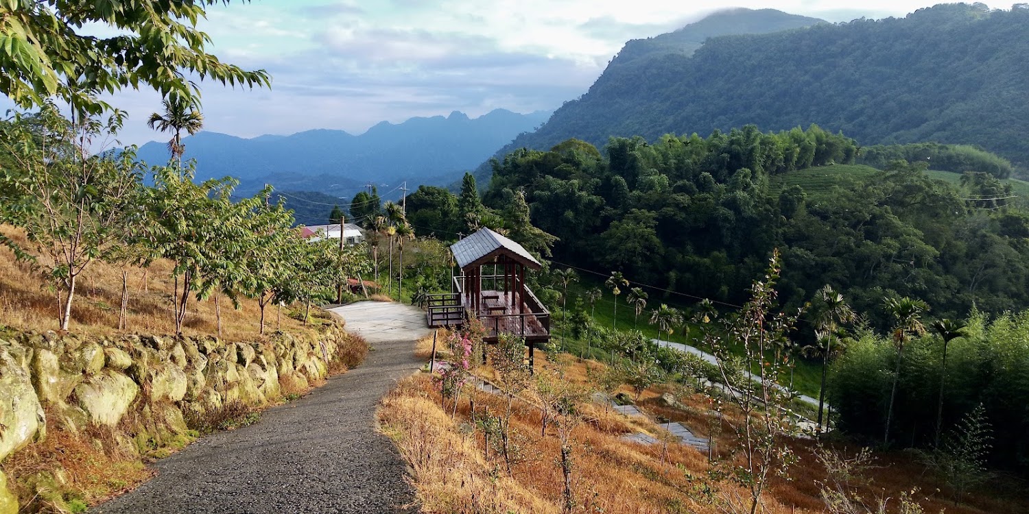 山間小路與前方木造涼亭