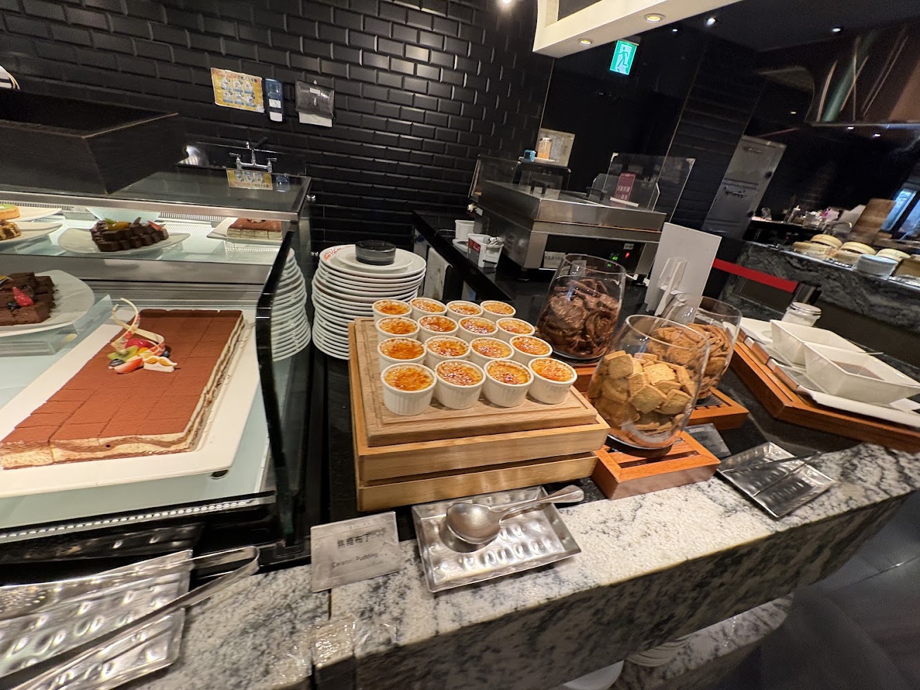 漢來海港台中廣三SOGO店甜點區擺放提拉米蘇布丁與餅乾