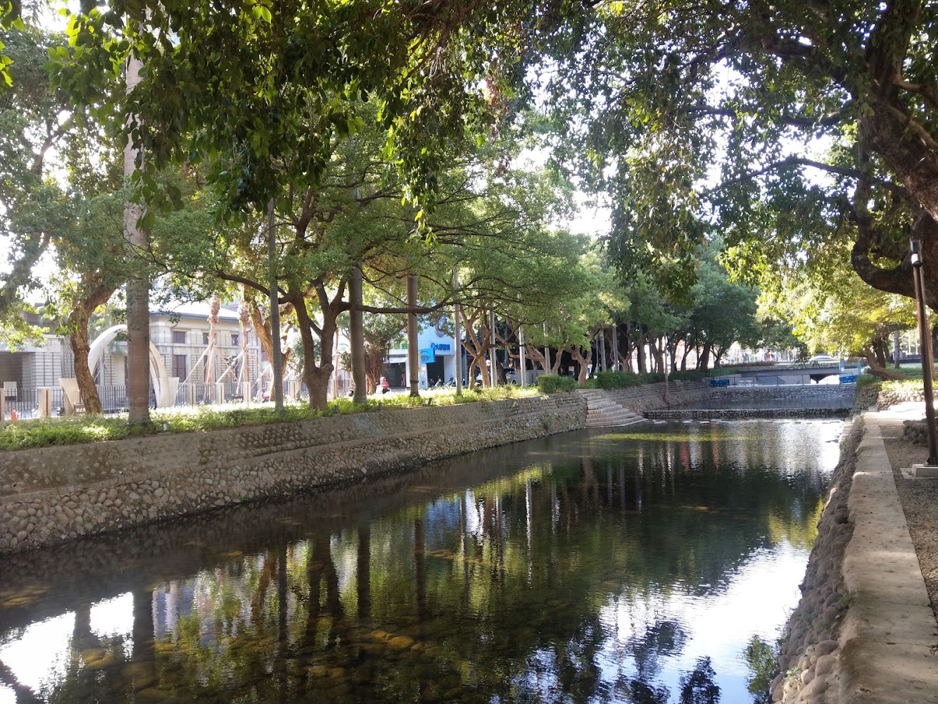 護城河親水公園白天景色