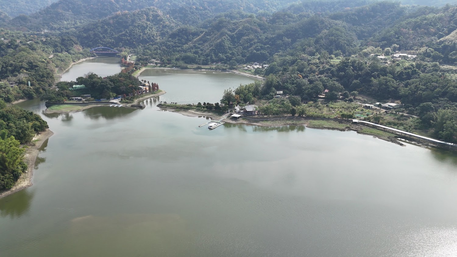 碼頭與湖邊建築遠望藍橋