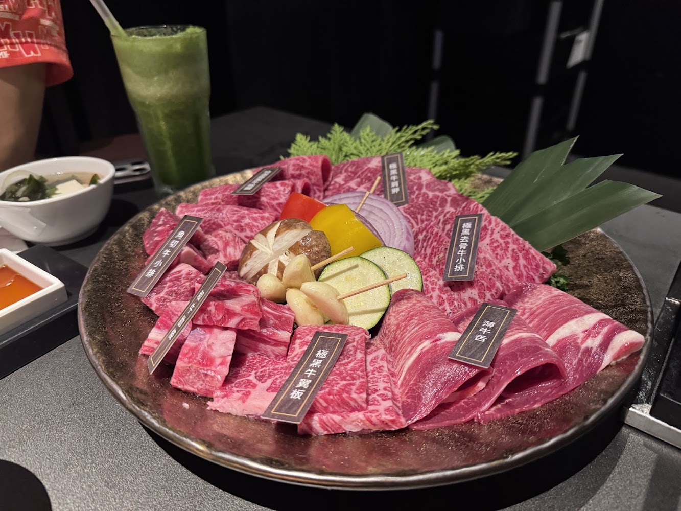 東山店和牛拼盤附標示牌，肉品部位清楚。