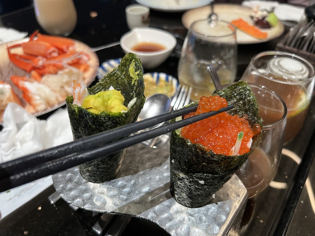 海膽手卷與鮭魚卵手卷擺放在金屬架上