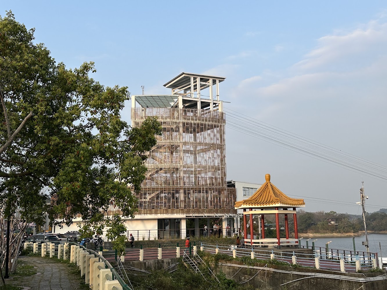 水岸旁的建築與涼亭