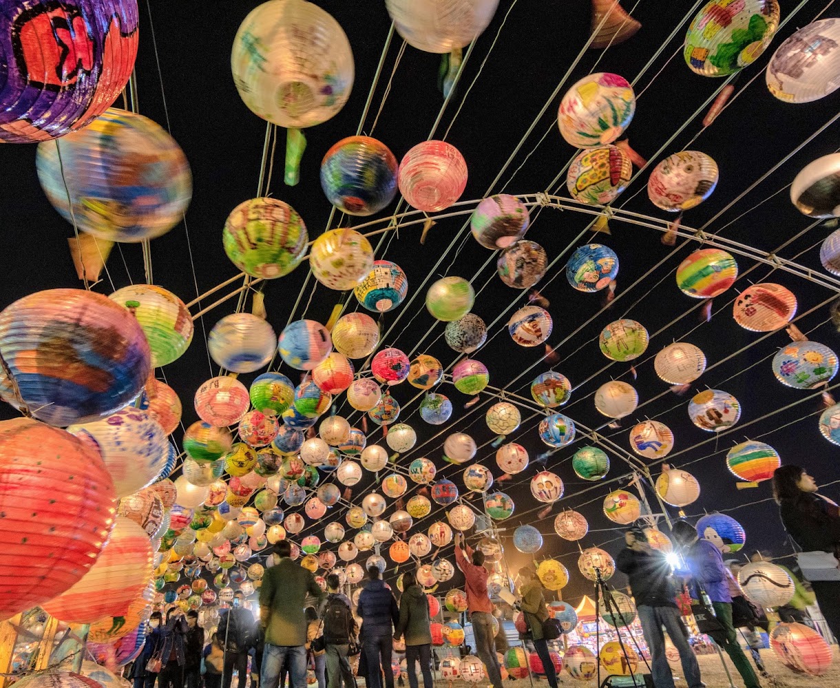 花園夜市夜晚高掛彩繪燈籠的人潮景象