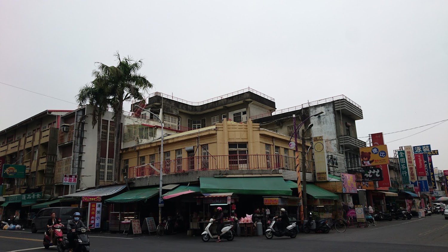 街角老式建築與商店街景