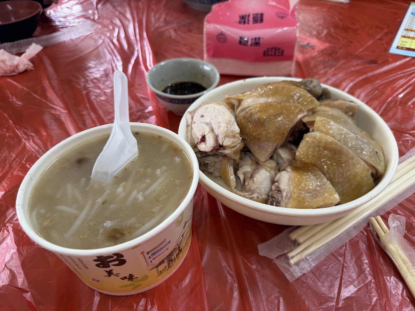 青菜園桌上白斬雞與湯品