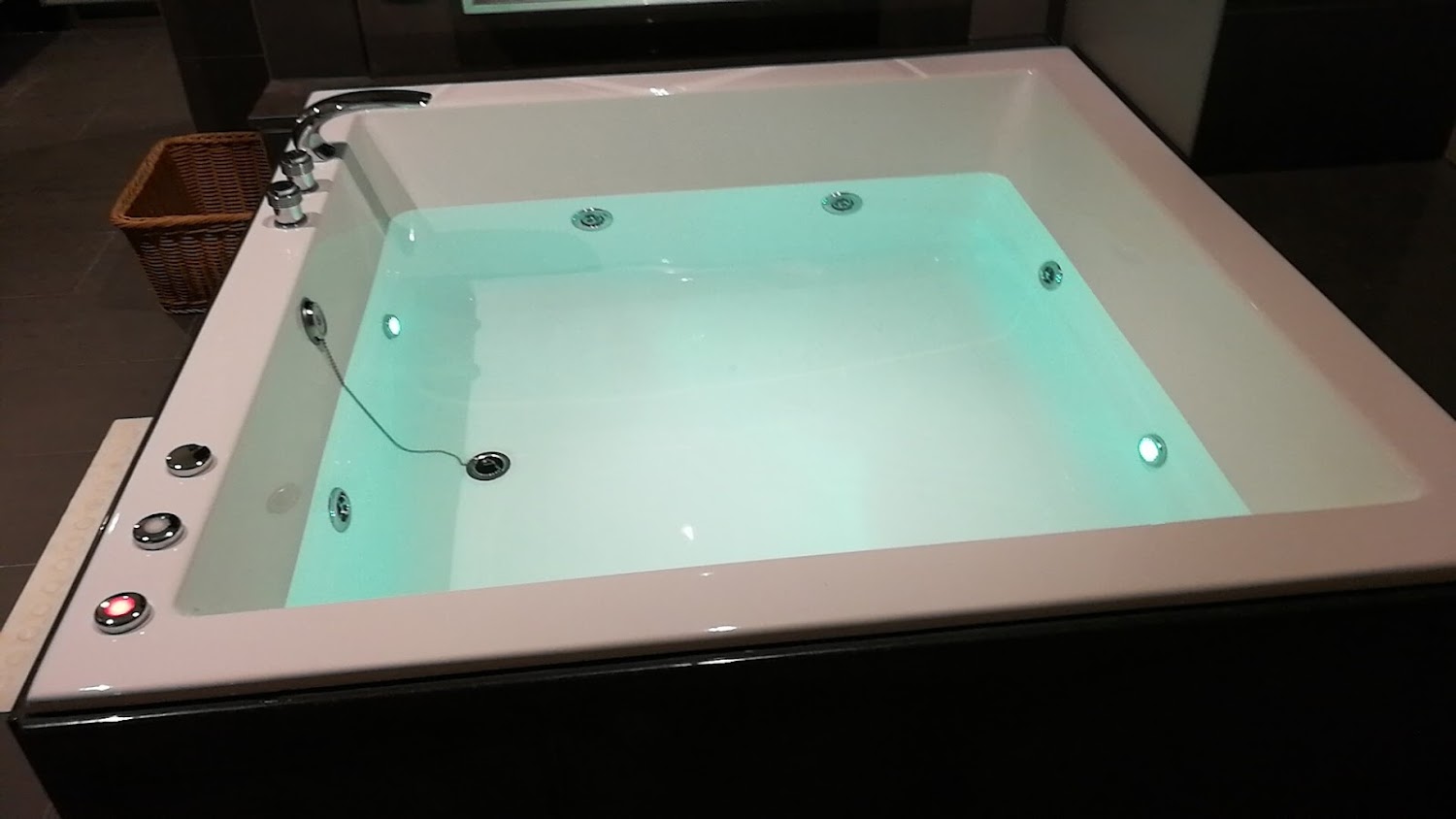 天成文旅繪日之丘按摩浴缸