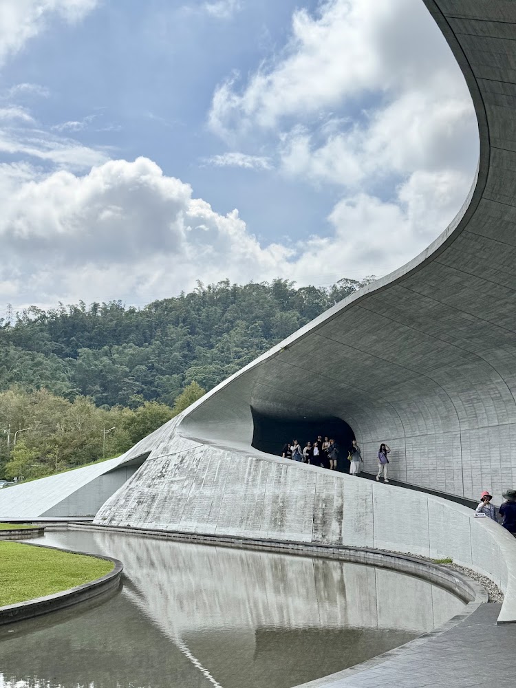向山遊客中心建築與水池