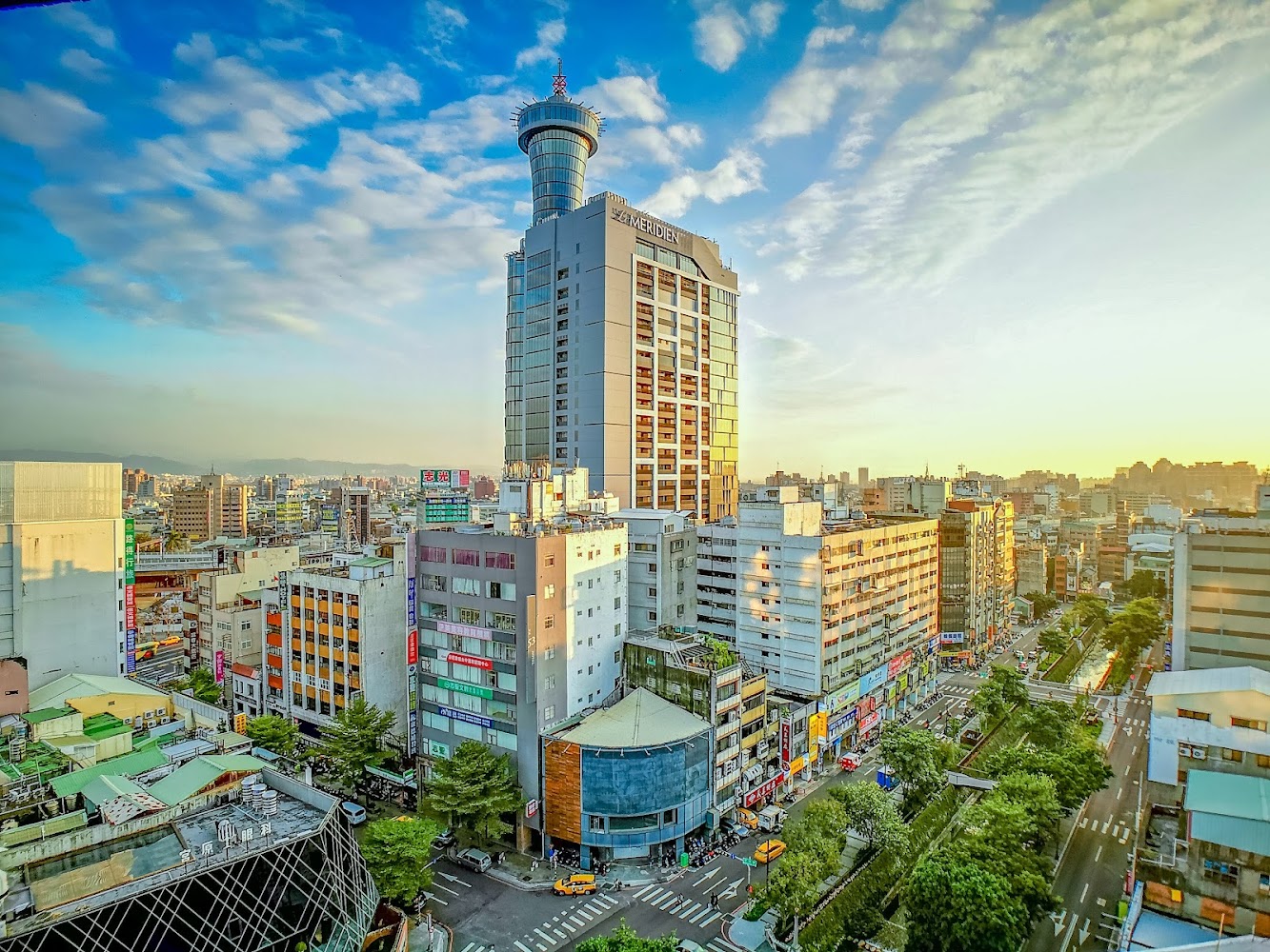 台中明亮市區風貌與高樓建築