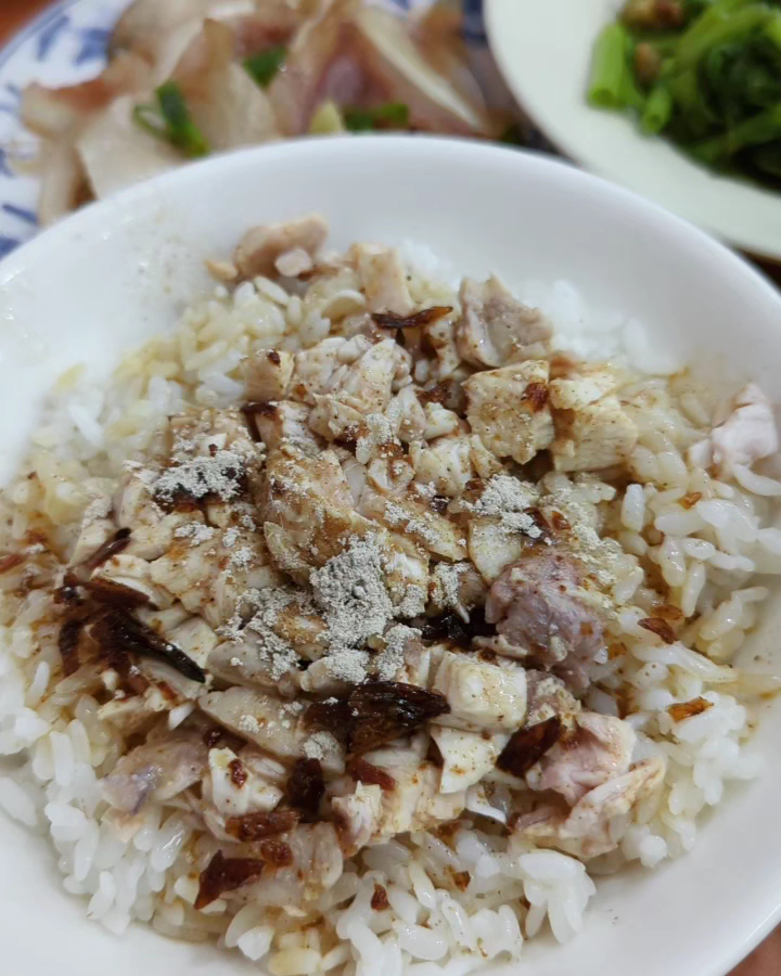 民主火雞肉飯招牌雞肉飯與小菜組合