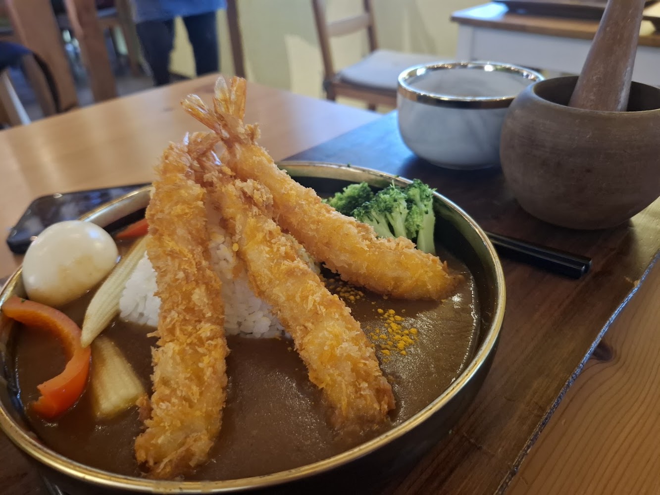 舊時光新鮮事的日式咖哩飯與炸蝦主餐