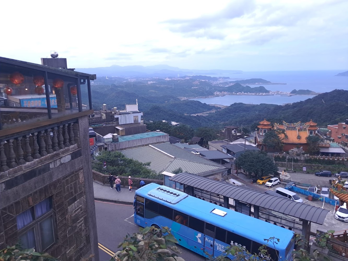 九份公車站周邊山城街景與海景