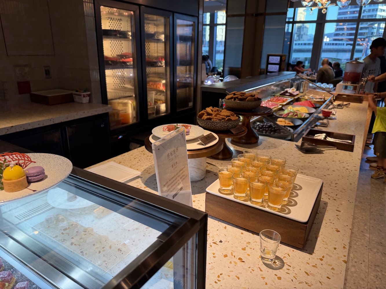 甜點果汁小杯飲品水果與餅乾餐檯