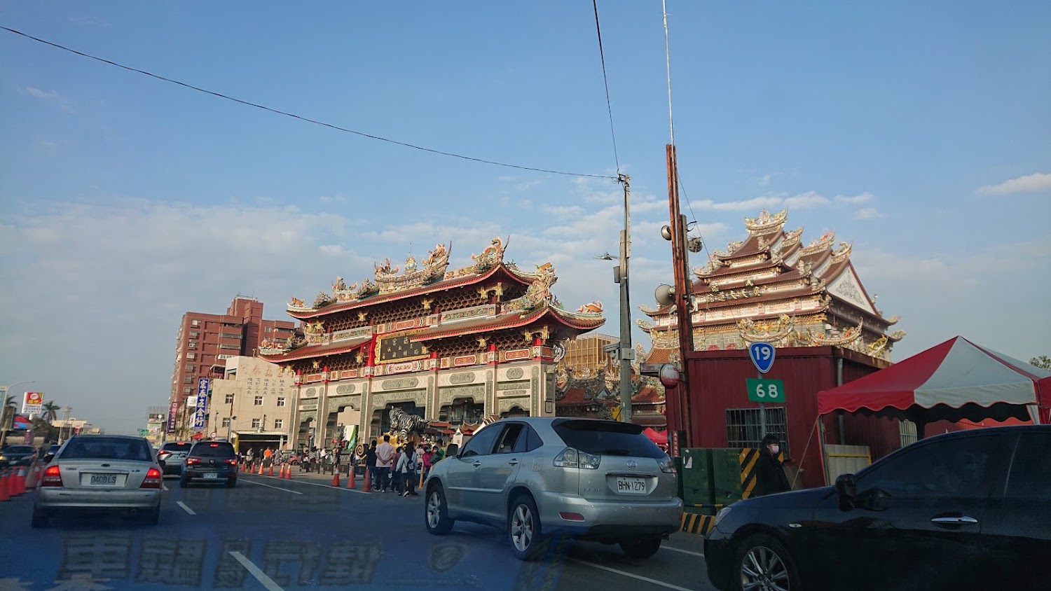 華麗台灣廟宇與人潮車潮