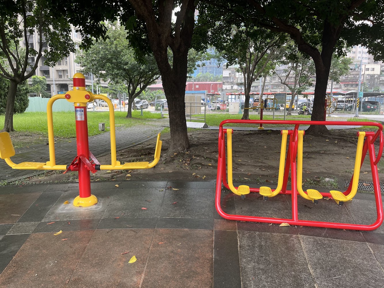 公園內戶外健身器材近景