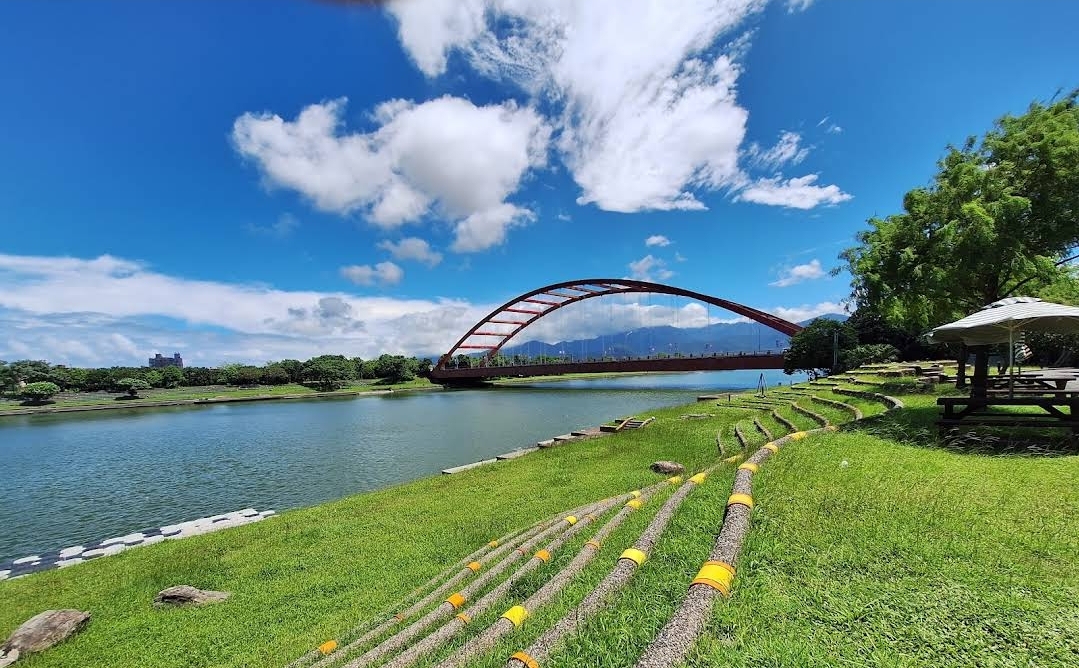 冬山河親水公園紅橋與河岸草地景色