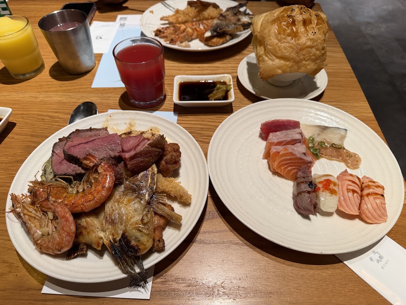 饗食天堂新北板橋店桌面綜合餐點