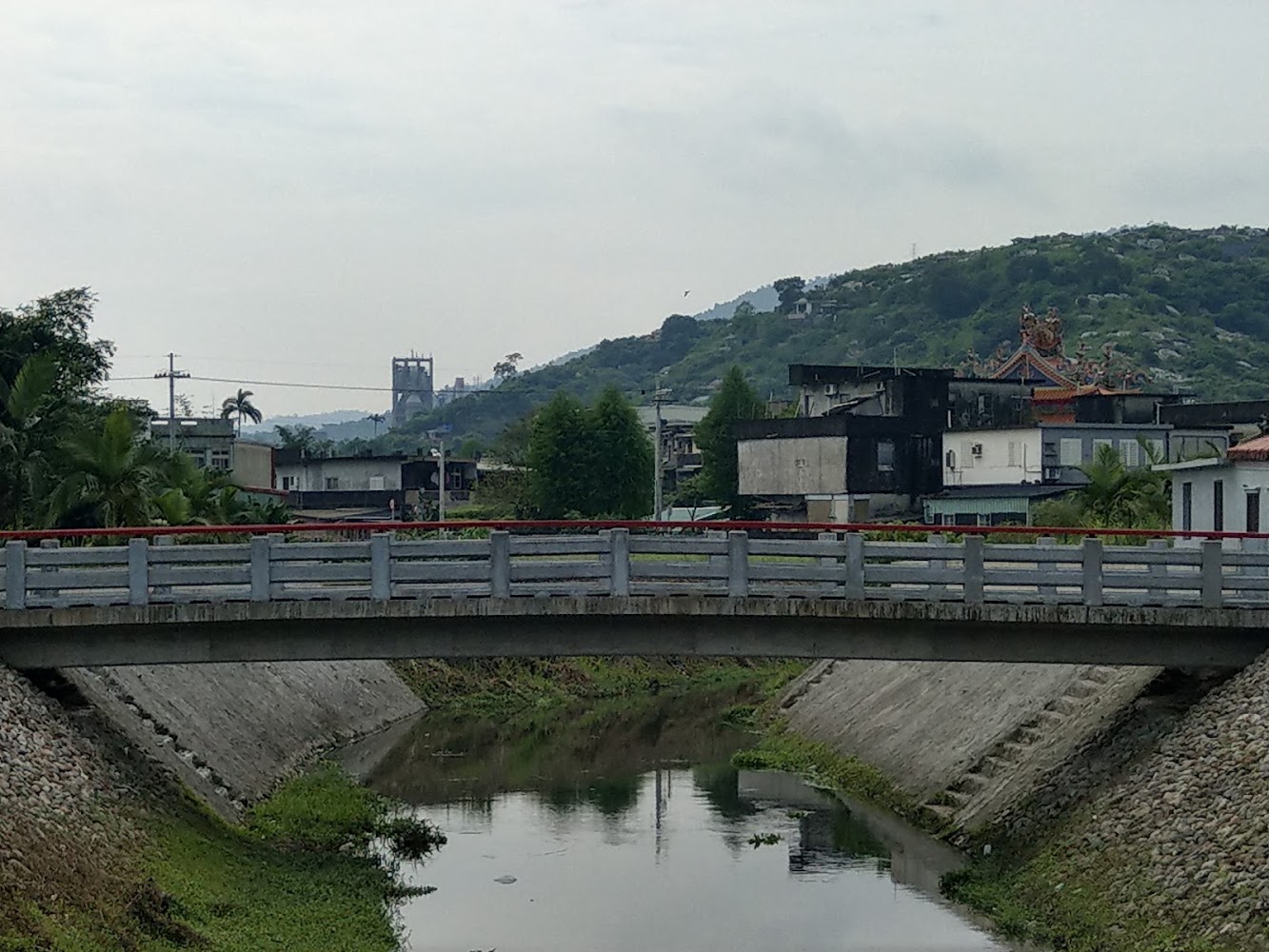 河流上的橋與民宅山丘