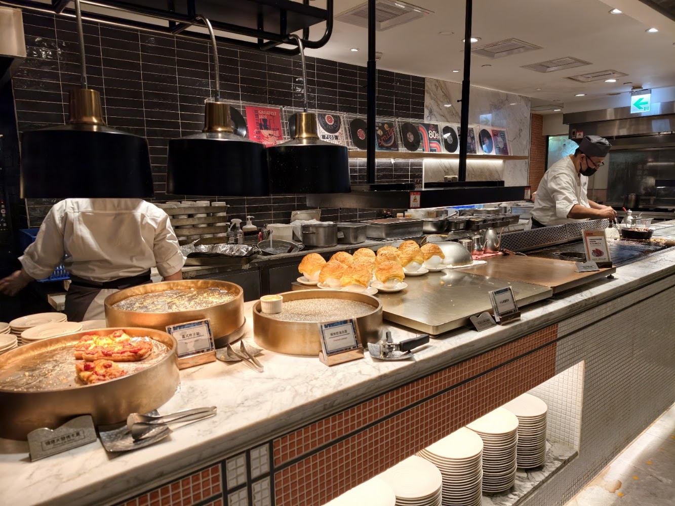 饗食天堂高雄夢時代店現做料理區