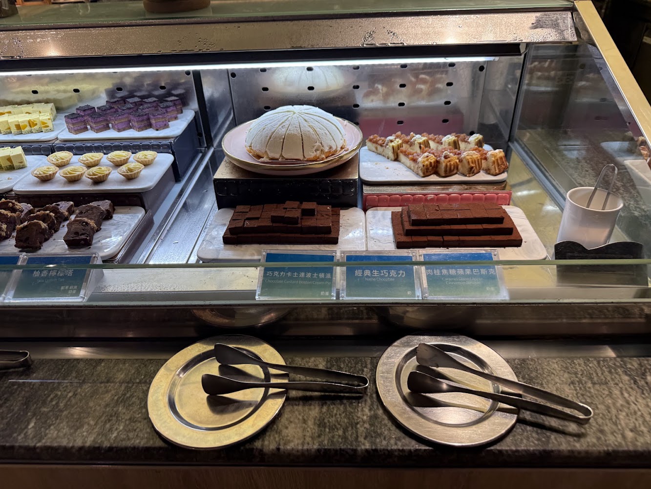 饗食天堂高雄三多店甜點櫃